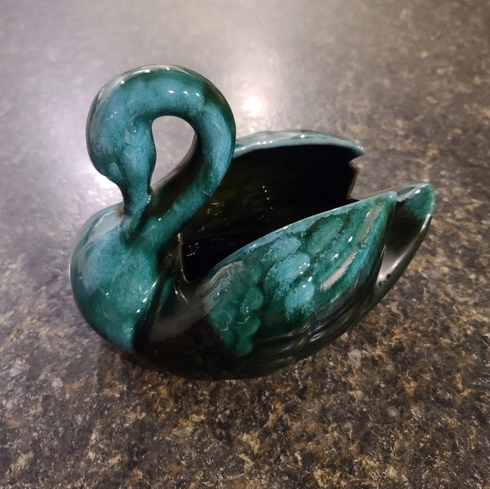 Sweet vintage Blue Mountain Pottery (BMP) swan planter/dish/bowl​​​​​​
